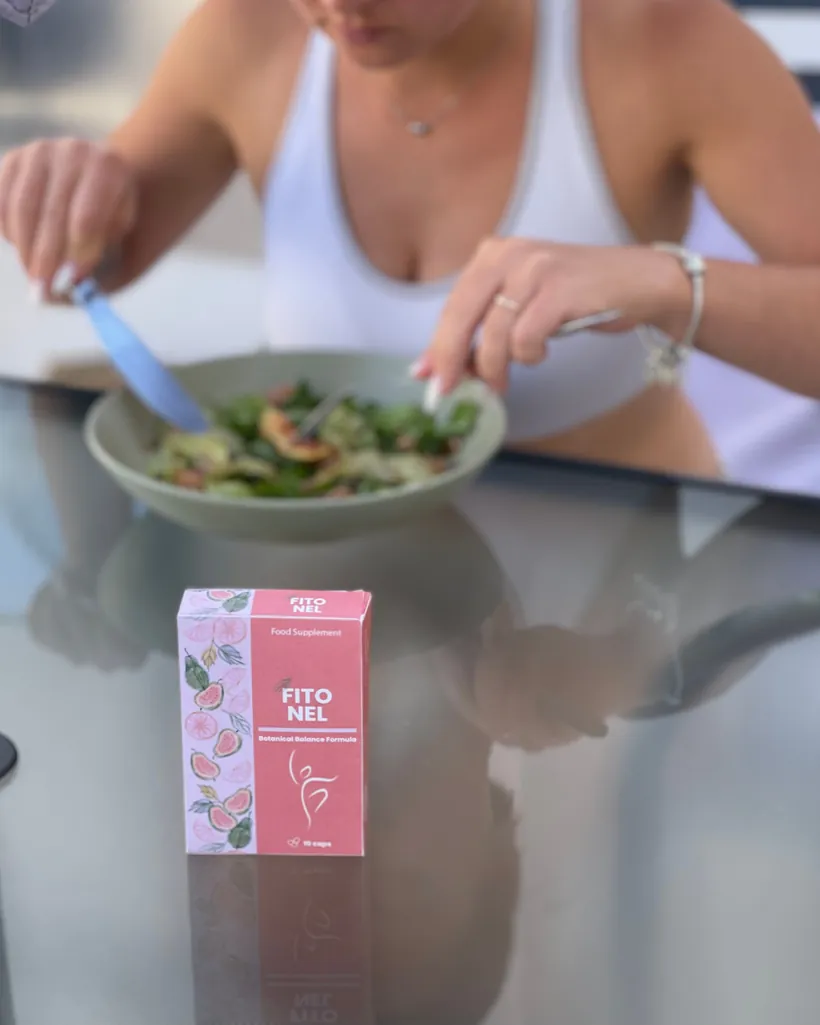 Mujer a la mesa con un plato de ensalada y una caja de FitoNel al lado