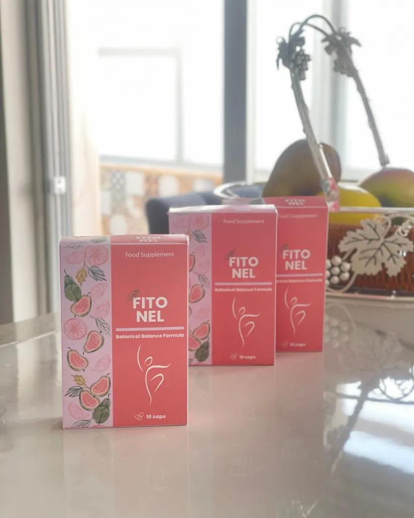 Tres cajas de FitoNel sobre una mesa junto a un frutero
